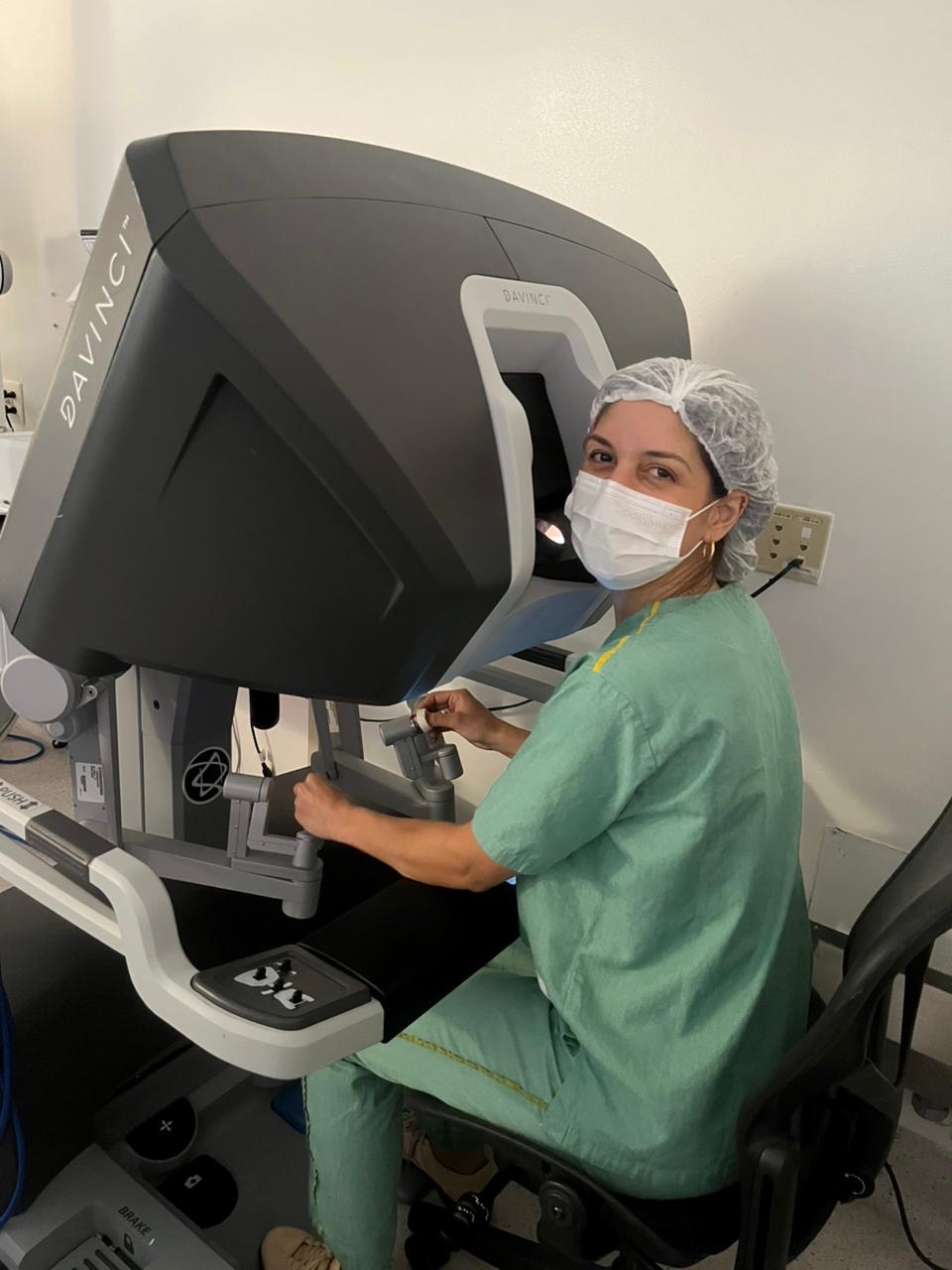 Dra. Laís operando o console do robô Da Vinci
