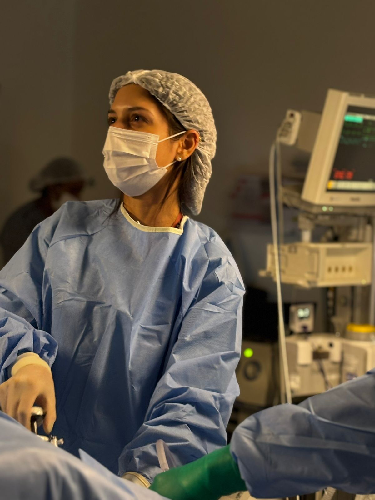 Dra. Laís realizando videocirurgia