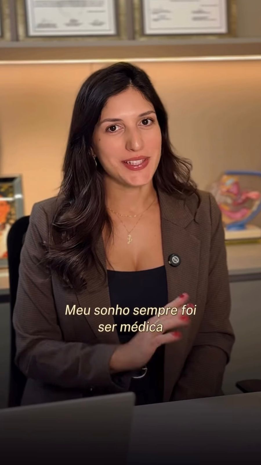 Reel da Dra. Laís Ferraz contando sua trajetória profissional como ginecologista